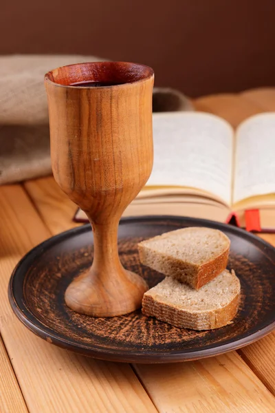 Copo de vinho e pão na mesa close-up — Fotografia de Stock