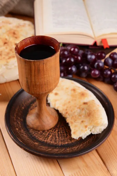 Copo de vinho e pão na mesa close-up — Fotografia de Stock