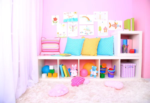 Interior da sala de aula em tons rosa na escola — Fotografia de Stock