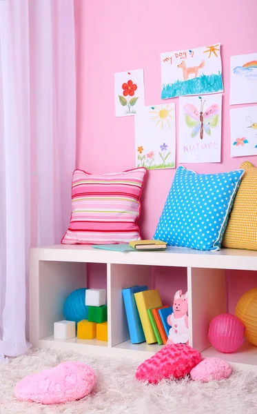 Interiören i klassrummet i rosa toner i skolan — Stockfoto