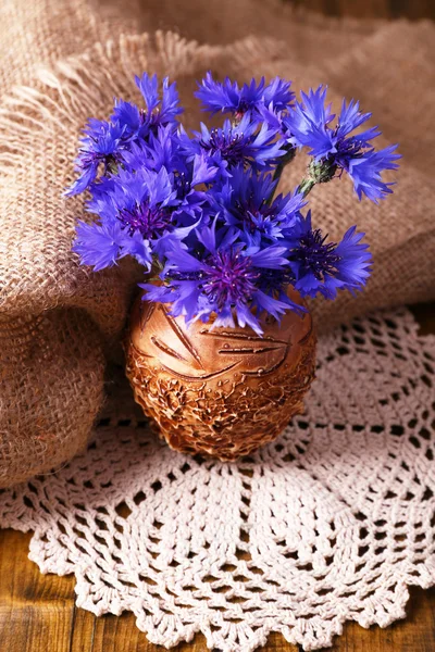 Beautiful cornflowers in vase on wooden background — Stock Photo, Image