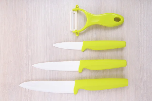 Mutfak bıçakları ahşap tablo — Stok fotoğraf