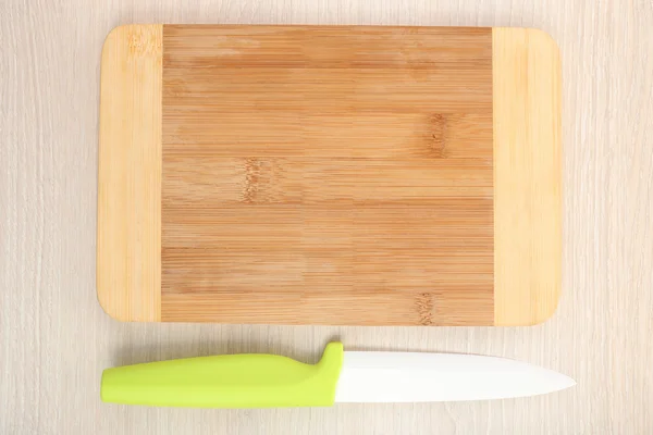 Mutfak bıçağı ve kesme tahtası ahşap tablo — Stok fotoğraf