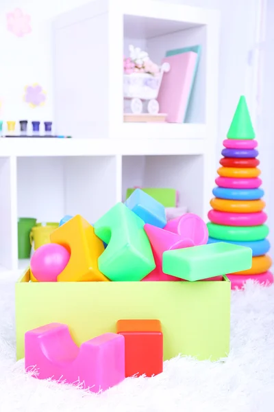 बच्चों के कमरे में रंगीन प्लास्टिक खिलौने — स्टॉक फ़ोटो, इमेज