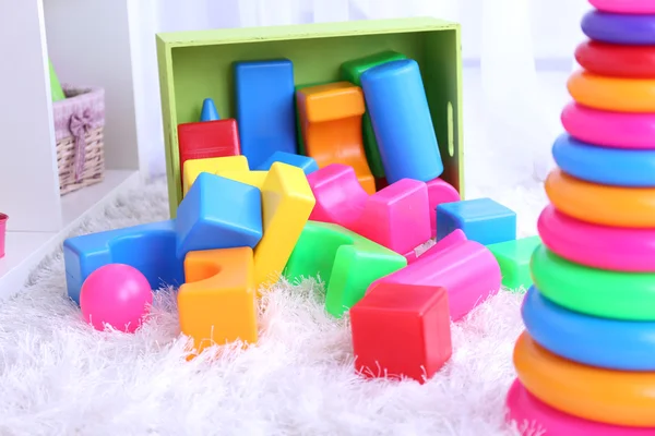 아이 들 방에 다채로운 플라스틱 장난감 — 스톡 사진