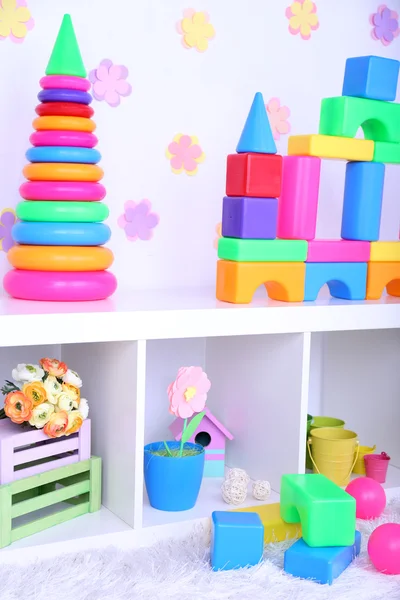 Plastik mainan berwarna di ruang anak-anak — Stok Foto