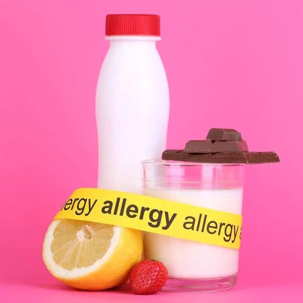 ピンクの背景にアレルゲン食品 — ストック写真