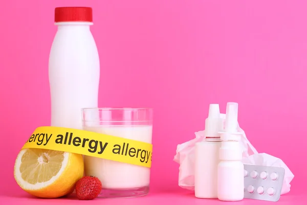 Allergene Lebensmittel auf rosa Hintergrund — Stockfoto