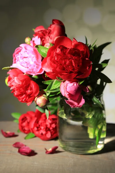 Schöne rosa Pfingstrosen in der Vase auf hellem Hintergrund — Stockfoto