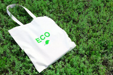 Eco poşet açık havada yeşil çimenlerin üzerinde