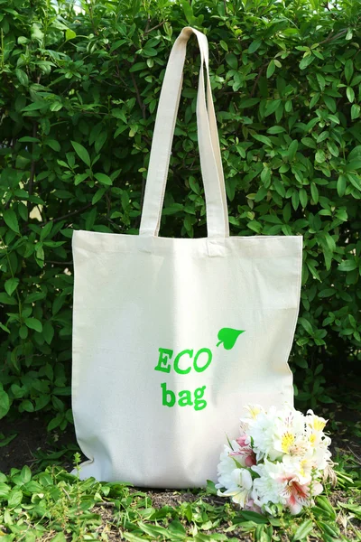 Еко сумка на зеленій траві, на відкритому повітрі — стокове фото