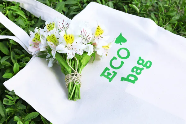 Öko-Tasche auf grünem Gras, im Freien — Stockfoto