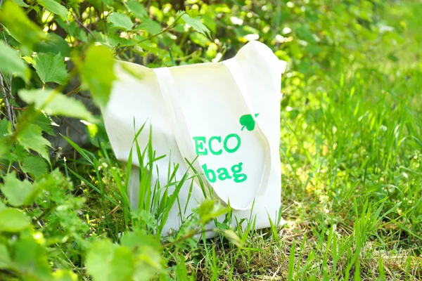 Eco bag on green grass, outdoors — Stock Photo, Image