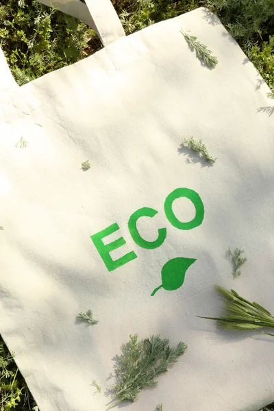 Eco påse på grönt gräs, utomhus — Stockfoto