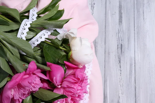 Hermosas peonías rosas y blancas sobre fondo de madera de color —  Fotos de Stock