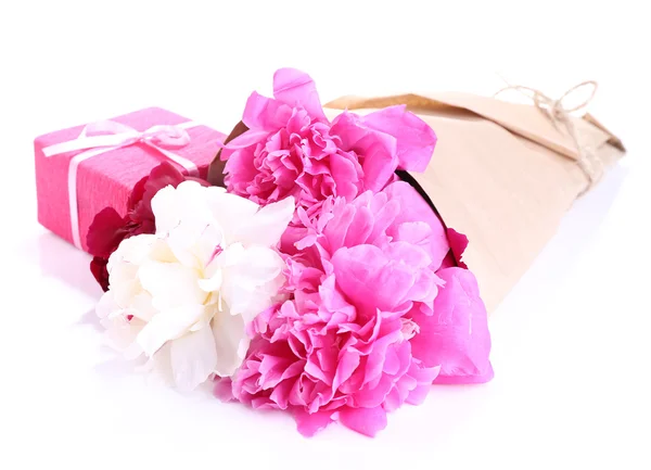 Belle peonie e confezioni regalo, isolate su bianco — Foto Stock