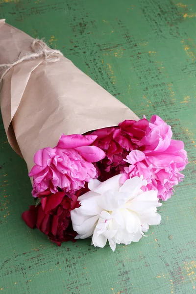 Bouquet di belle peonie su sfondo di legno — Foto Stock