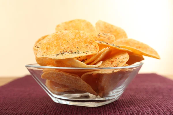 Homemade potato chips in glass bowl on table — Stock Photo, Image