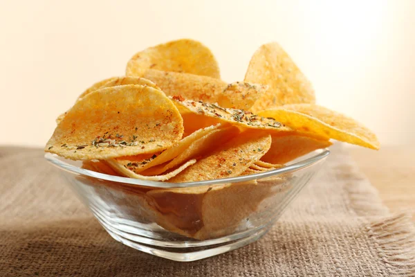 Patatas fritas caseras en tazón de cristal en la mesa — Foto de Stock