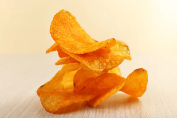 Heap of homemade potato chips on light background — Stock Photo, Image