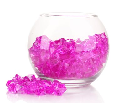 bir bardak beyaz izole pembe dekoratif taşlar