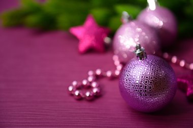 çam ağacı, renkli arka plan üzerinde Noel topları