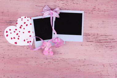 boş eski fotoğraf ve renk ahşap zemin üzerinde dekoratif kalp