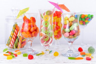 farklı renkli meyve şekeri tablo üzerinde açık renkli gözlük