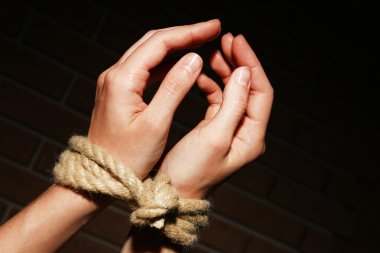 koyu arka plan üzerine bağladılar eller