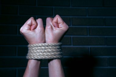 koyu arka plan üzerine bağladılar eller