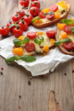 lezzetli, eski ahşap masa üstünde domates bruschetta