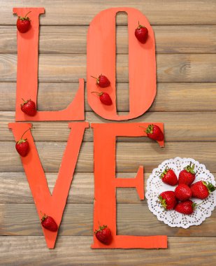 çilek ile romantik natürmort