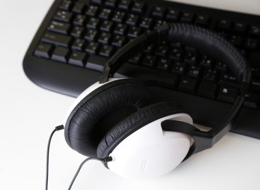 Beyaz Danışma arka plan üzerinde kulaklık ve klavye yakın çekim