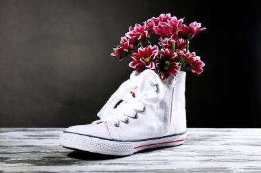 güzel lastikbotlar içinde izole üzerinde beyaz çiçekli