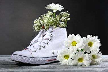 güzel lastikbotlar içinde izole üzerinde beyaz çiçekli