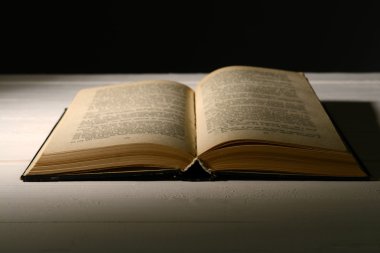 siyah arka plan üzerine masada eski kitap
