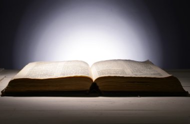 tabloda gri arka plan üzerinde eski kitap