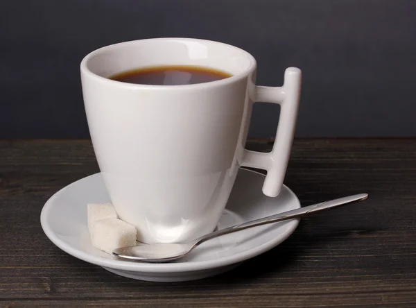 Kaffeetasse auf Holztisch auf grauem Hintergrund — Stockfoto