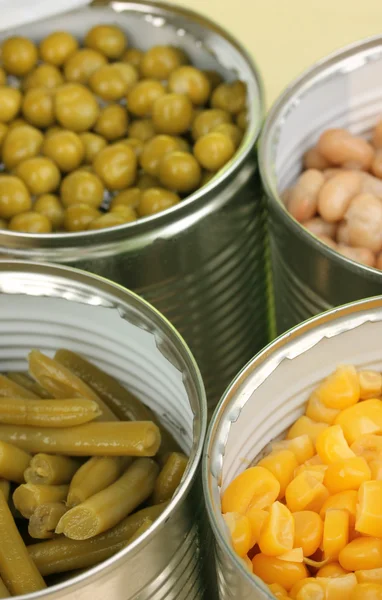 Boîtes de conserve ouvertes de pois, maïs, haricots et haricots français close-up — Photo