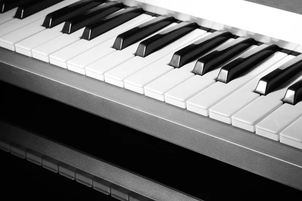 钢琴键盘的背景 — 图库照片