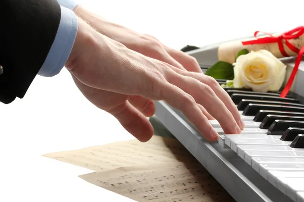 Manos del hombre tocando el piano — Foto de Stock