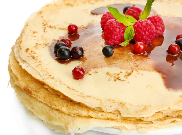 Leckere Pfannkuchen mit Beeren und Schokolade auf Teller isoliert auf weiß — Stockfoto