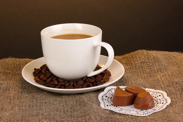 Tasse Kaffee auf braunem Hintergrund — Stockfoto