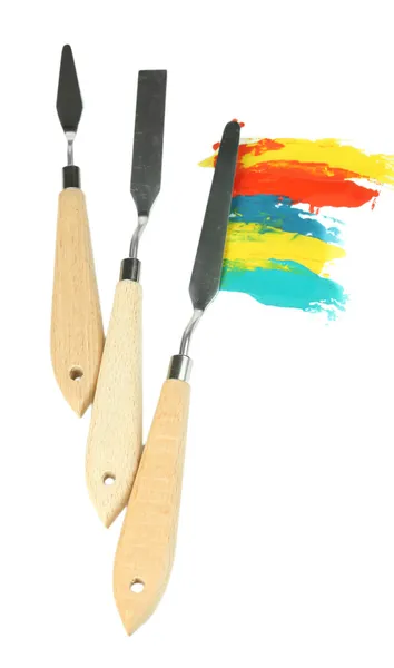 Paleta de pintura cuchillos con pinturas aisladas en blanco — Foto de Stock