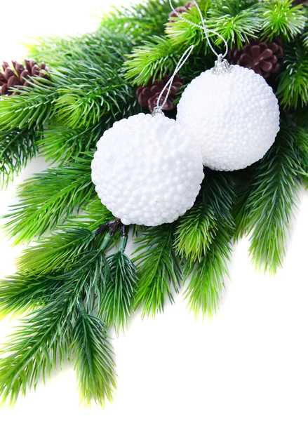 Kerstballen op fir boom, geïsoleerd op wit — Stockfoto