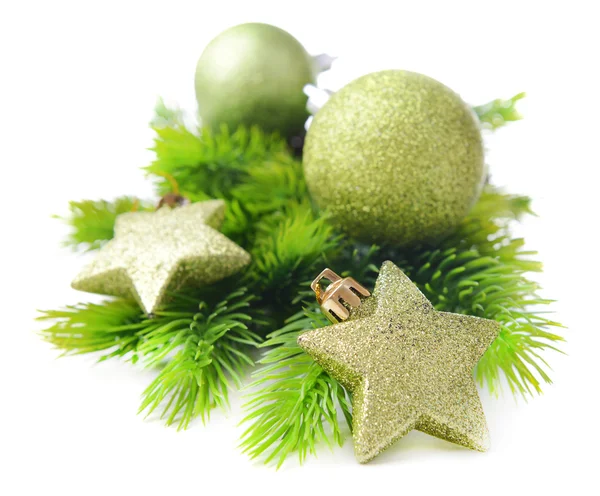 Bolas de Navidad y estrellas decorativas en abeto, aisladas en blanco — Foto de Stock