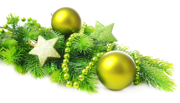 Palle di Natale e stelle decorative su abete, isolato su bianco — Foto Stock