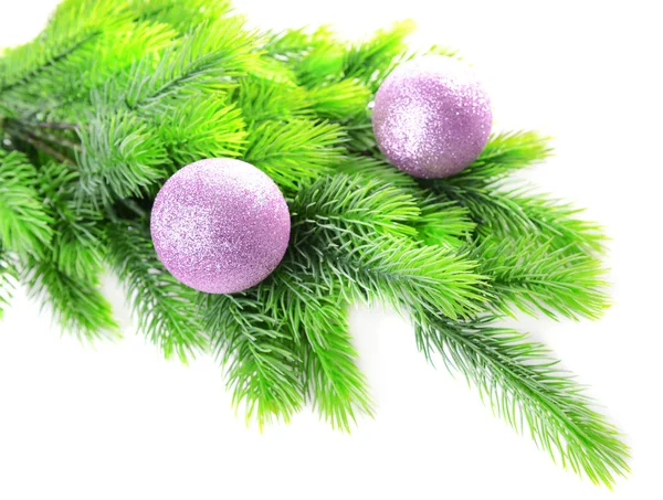 Kerstballen op fir boom, geïsoleerd op wit — Stockfoto