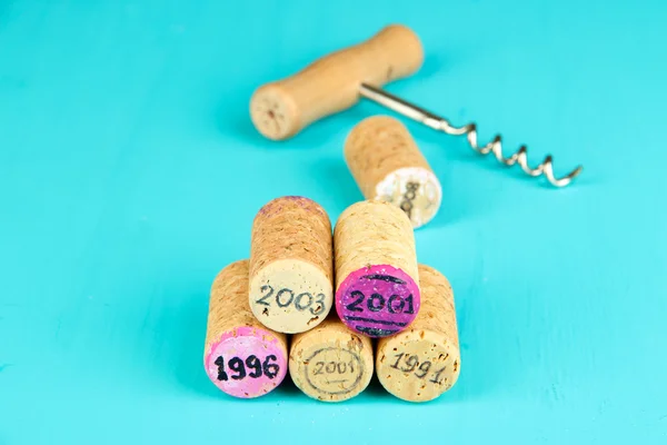 Wine corks with corkscrew on wooden table close-up — Stock Photo, Image