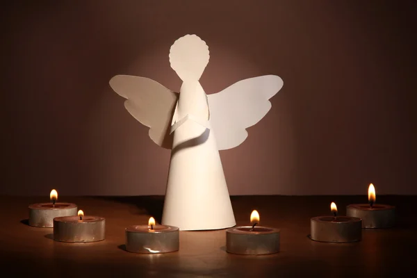 Anjo de Natal com velas no fundo escuro — Fotografia de Stock